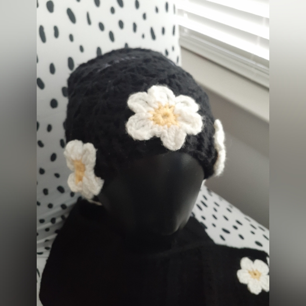 Crochet Daisy Hat & Scarf Set - Picture 10 of 10